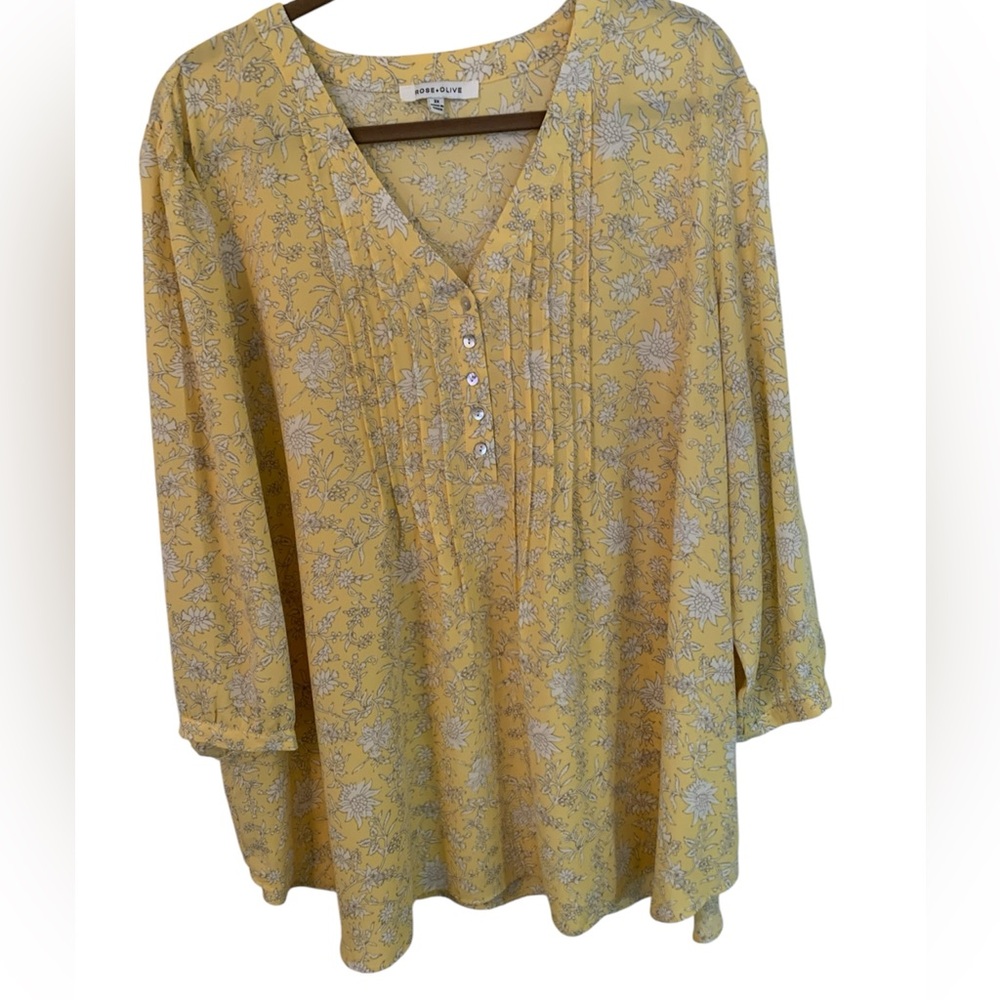 ROSE AND OLIVE PLUS SIZE 3X WOMEN’S
TOP YELLOW & WHITE